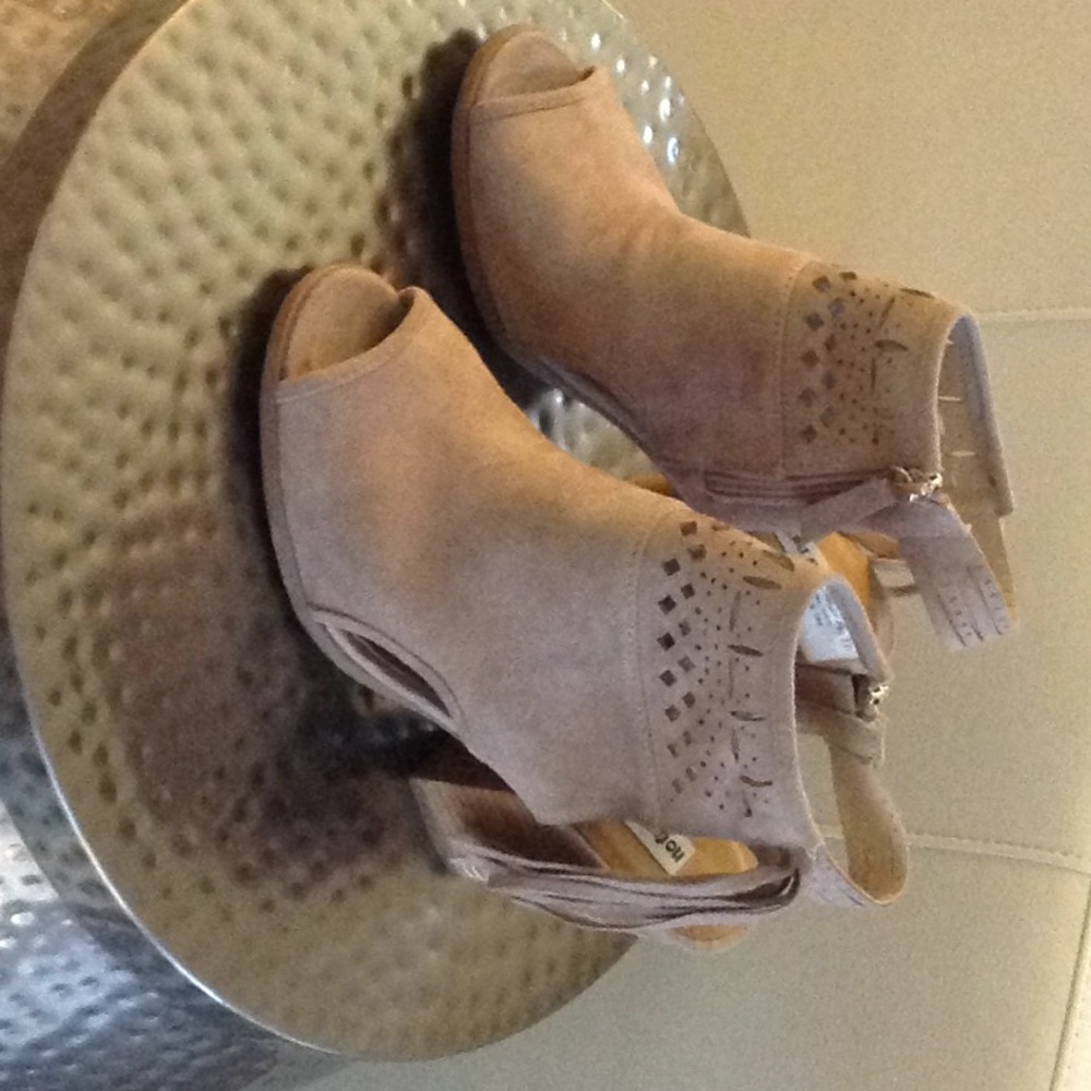 Peep toe bootie light suede